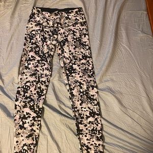 Victoria’s Secret sport pink camo leggings